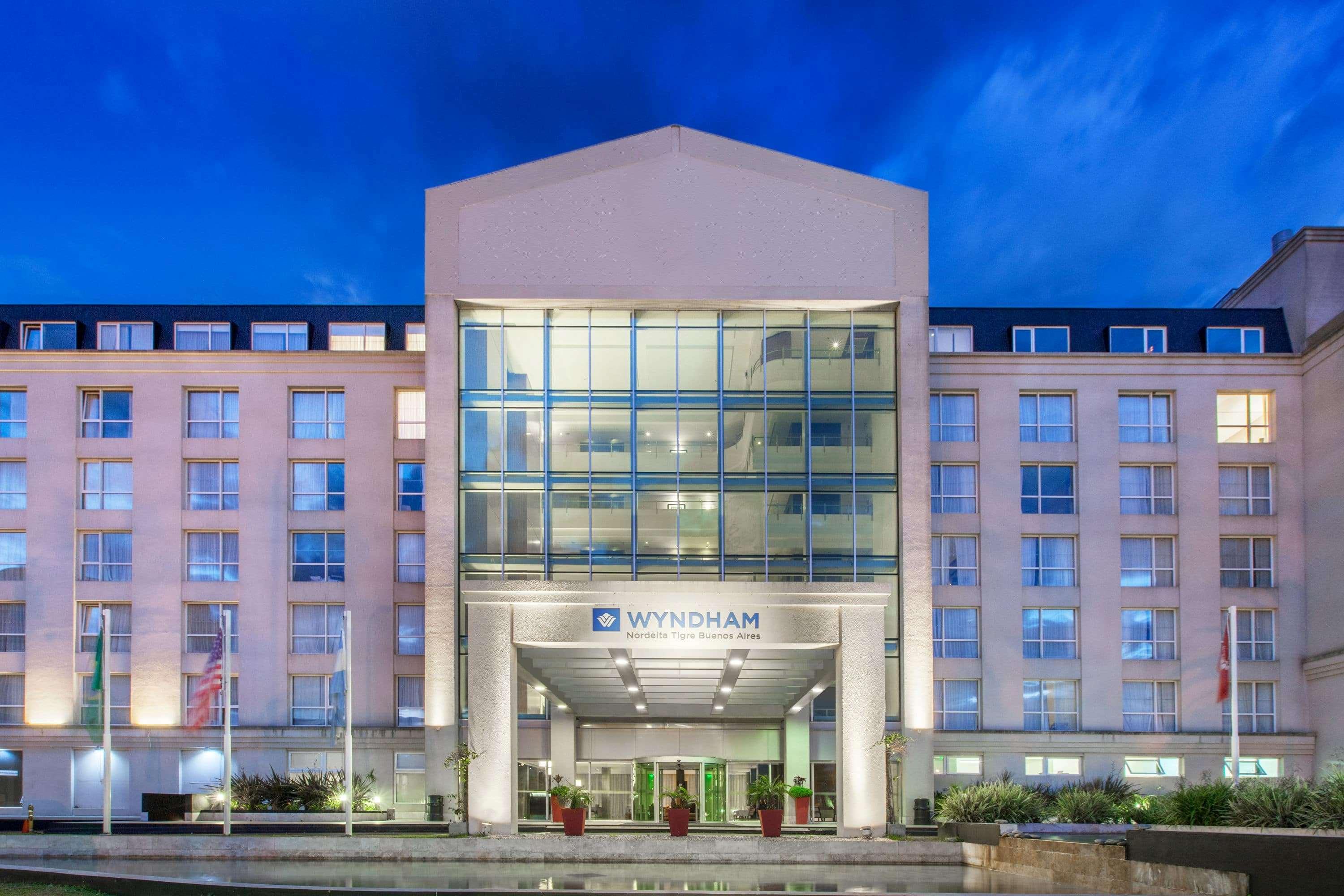 Wyndham Nordelta Tigre - Buenos Aires Hotel Exterior photo The hotel at night